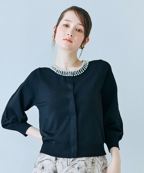 Audie a Muses（オーディアミューズ）の「襟ぐりパールビジュー付きカーディガン（カーディガン/ボレロ・レディース・ベージュ/ブラック/オフホワイト・38/42）」の2枚目の写真