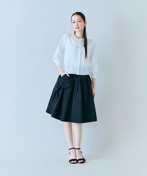 Audie a Muses（オーディアミューズ）の「襟ぐりパールビジュー付きカーディガン（カーディガン/ボレロ・レディース・ベージュ/ブラック/オフホワイト・38/42）」の4枚目の写真