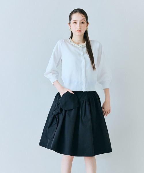 Audie a Muses（オーディアミューズ）の「襟ぐりパールビジュー付きカーディガン（カーディガン/ボレロ・レディース・ベージュ/ブラック/オフホワイト・38/42）」の5枚目の写真