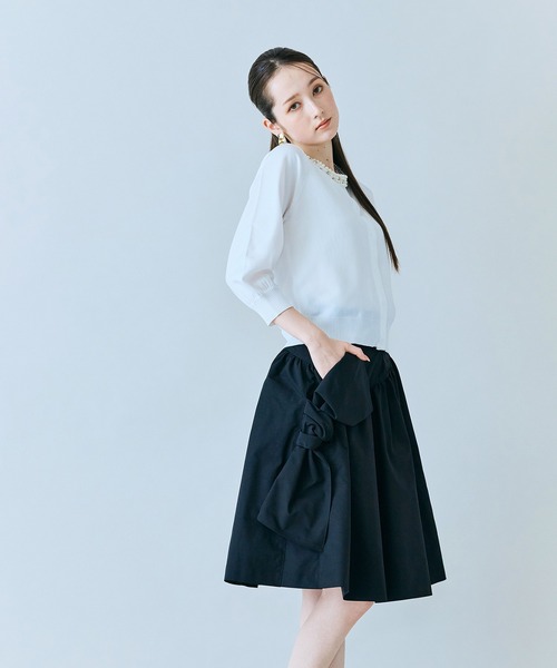 Audie a Muses（オーディアミューズ）の「襟ぐりパールビジュー付きカーディガン（カーディガン/ボレロ・レディース・ベージュ/ブラック/オフホワイト・38/42）」の6枚目の写真
