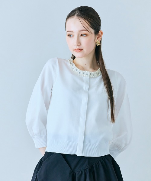 Audie a Muses（オーディアミューズ）の「襟ぐりパールビジュー付きカーディガン（カーディガン/ボレロ・レディース・ベージュ/ブラック/オフホワイト・38/42）」の7枚目の写真