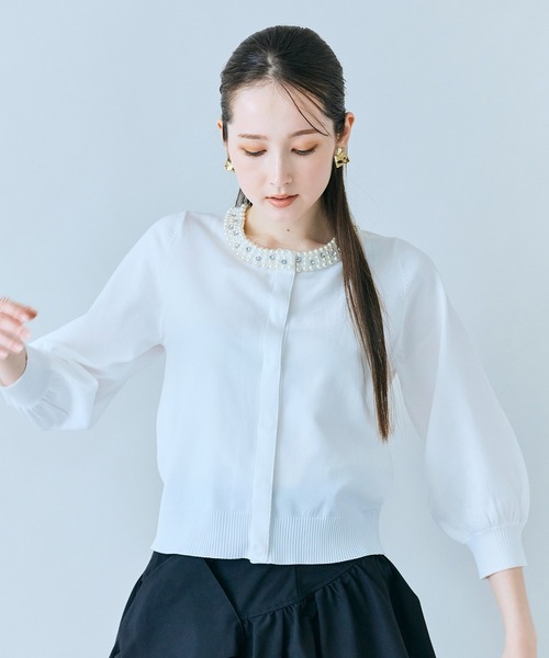 Audie a Muses（オーディアミューズ）の「襟ぐりパールビジュー付きカーディガン（カーディガン/ボレロ・レディース・ベージュ/ブラック/オフホワイト・38/42）」の8枚目の写真
