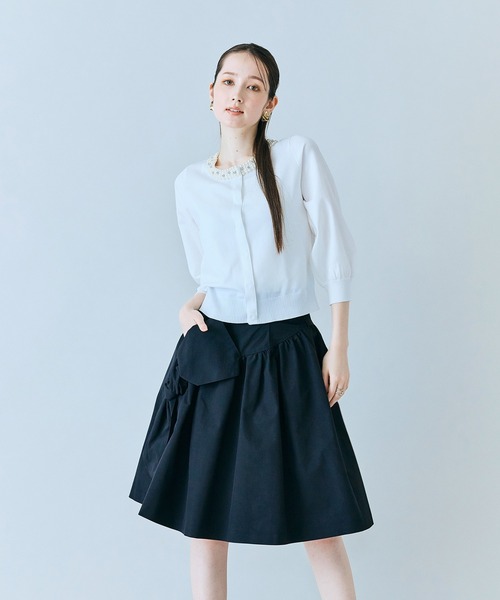 Audie a Muses（オーディアミューズ）の「襟ぐりパールビジュー付きカーディガン（カーディガン/ボレロ・レディース・ベージュ/ブラック/オフホワイト・38/42）」の9枚目の写真