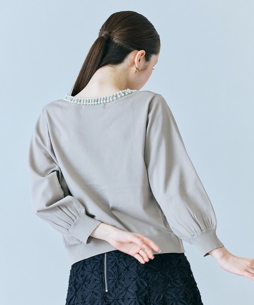 Audie a Muses（オーディアミューズ）の「襟ぐりパールビジュー付きカーディガン（カーディガン/ボレロ・レディース・ベージュ/ブラック/オフホワイト・38/42）」の17枚目の写真