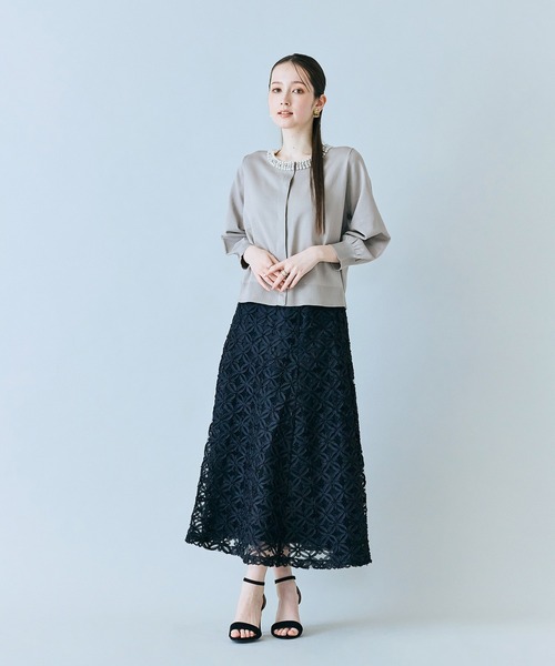 Audie a Muses（オーディアミューズ）の「襟ぐりパールビジュー付きカーディガン（カーディガン/ボレロ・レディース・ベージュ/ブラック/オフホワイト・38/42）」の18枚目の写真