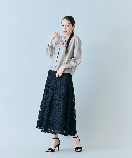 Audie a Muses（オーディアミューズ）の「襟ぐりパールビジュー付きカーディガン（カーディガン/ボレロ・レディース・ベージュ/ブラック/オフホワイト・38/42）」の19枚目の写真