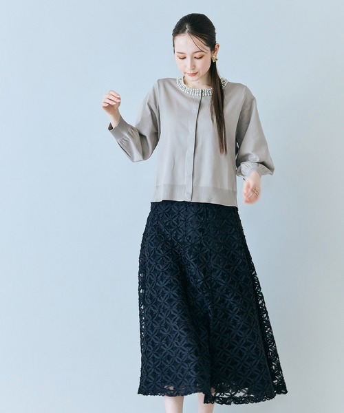 Audie a Muses（オーディアミューズ）の「襟ぐりパールビジュー付きカーディガン（カーディガン/ボレロ・レディース・ベージュ/ブラック/オフホワイト・38/42）」の20枚目の写真