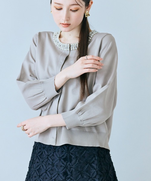 Audie a Muses（オーディアミューズ）の「襟ぐりパールビジュー付きカーディガン（カーディガン/ボレロ・レディース・ベージュ/ブラック/オフホワイト・38/42）」の13枚目の写真