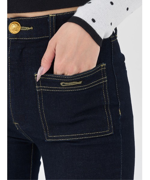 Darich(ダーリッチ)の「DDボタンロングフレアデニム(デニムパンツ・レディース・インディゴブルー/ホワイト・S/M/XS)」の13枚目の写真