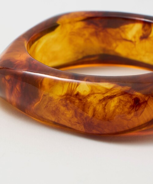 green label relaxing（グリーンレーベルリラクシング）の「マーブル スクエア バングル（バングル/リストバンド・レディース・ライトグレー/ダークブラウン・FREE）」の6枚目の写真