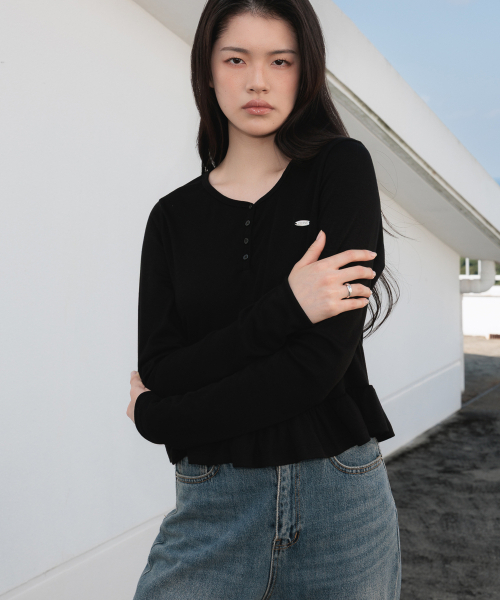 DEHEVE（デヘヴェ）の「Frill Henley Neck Long Sleeve [Black]（Tシャツ/カットソー・レディース・ブラック・FREE）」の4枚目の写真