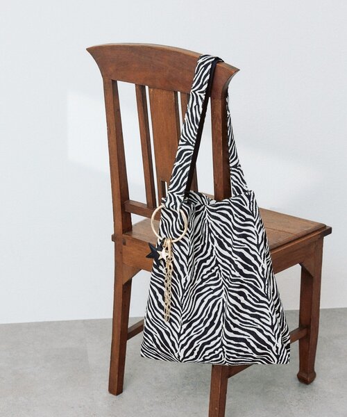 RIVE DROITE（リヴドロワ）の「【Yossshiiii企画】チャーム付きアニマルジャガードトート（トートバッグ・レディース・ベージュ/グレー/ブラック・FREE）」の4枚目の写真