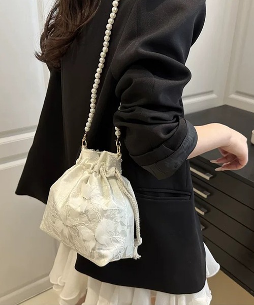 shopnikoniko（ショップニコニコ）の「浴衣 バッグ 花柄刺繍 バタフライ パールショルダー巾着バッグ（ショルダーバッグ・レディース・ホワイト/ブラック・フリー）」の4枚目の写真