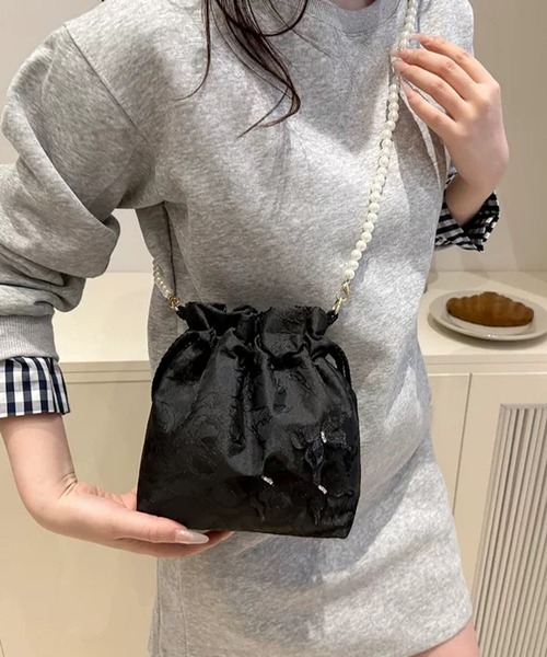 shopnikoniko（ショップニコニコ）の「浴衣 バッグ 花柄刺繍 バタフライ パールショルダー巾着バッグ（ショルダーバッグ・レディース・ホワイト/ブラック・フリー）」の7枚目の写真