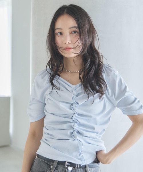 archives(アルシーヴ)の「【ONかわ】ギャザーカットTOPS(Tシャツ/カットソー・レディース・ブルー/オフホワイト/ブラック・MEDIUM)」の1枚目の写真