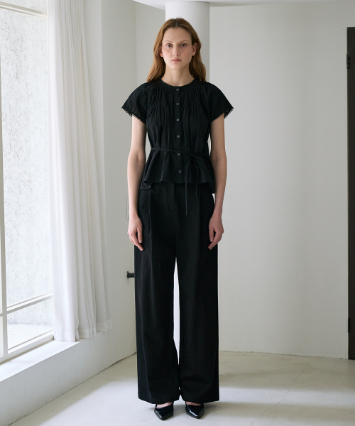 DEHEVE（デヘヴェ）の「Round Neck Smocked Blouse [Black]（シャツ/ブラウス・レディース・ブラック・OS）」の2枚目の写真