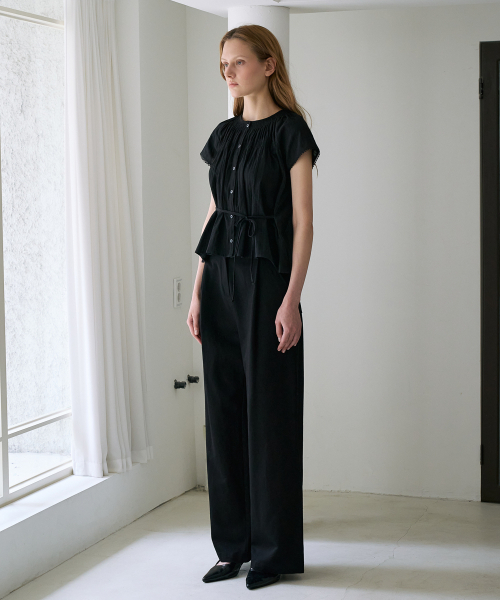 DEHEVE（デヘヴェ）の「Round Neck Smocked Blouse [Black]（シャツ/ブラウス・レディース・ブラック・OS）」の3枚目の写真
