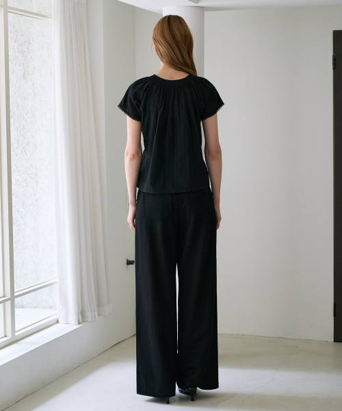 DEHEVE（デヘヴェ）の「Round Neck Smocked Blouse [Black]（シャツ/ブラウス・レディース・ブラック・OS）」の4枚目の写真