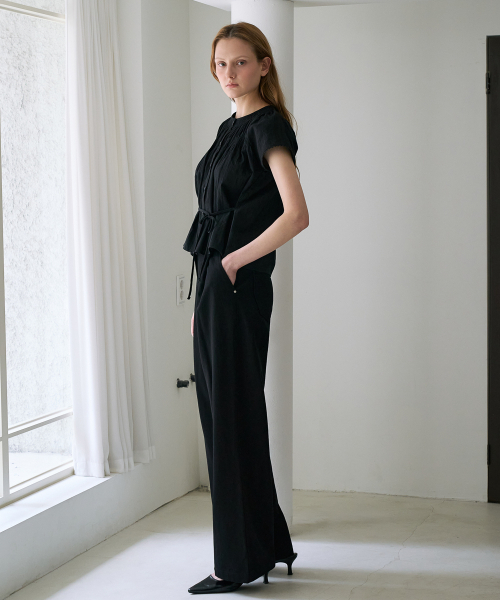 DEHEVE（デヘヴェ）の「Round Neck Smocked Blouse [Black]（シャツ/ブラウス・レディース・ブラック・OS）」の5枚目の写真