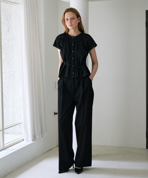 DEHEVE（デヘヴェ）の「Round Neck Smocked Blouse [Black]（シャツ/ブラウス・レディース・ブラック・OS）」の6枚目の写真