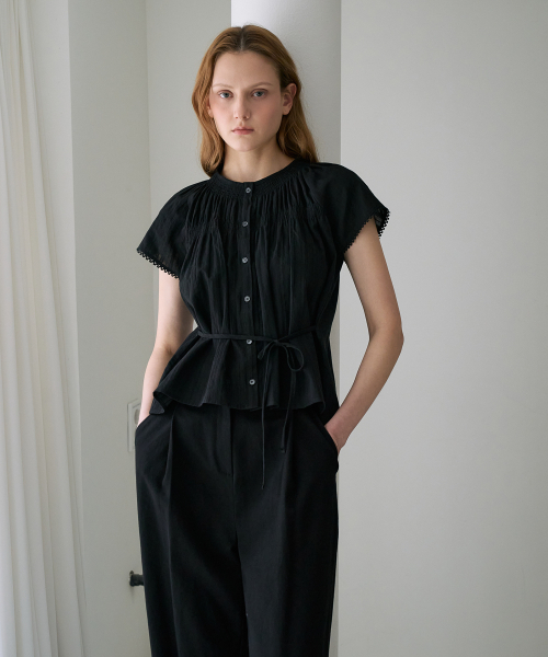 DEHEVE（デヘヴェ）の「Round Neck Smocked Blouse [Black]（シャツ/ブラウス・レディース・ブラック・OS）」の7枚目の写真