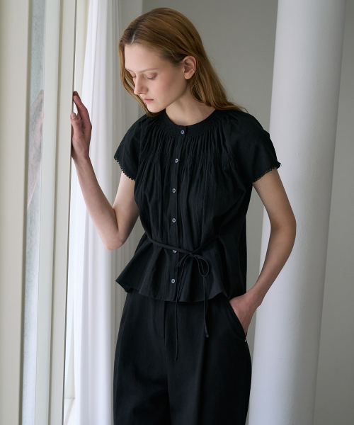 DEHEVE（デヘヴェ）の「Round Neck Smocked Blouse [Black]（シャツ/ブラウス・レディース・ブラック・OS）」の8枚目の写真