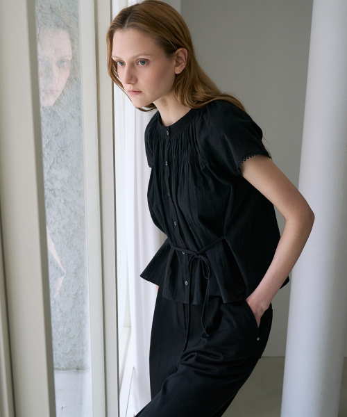 DEHEVE（デヘヴェ）の「Round Neck Smocked Blouse [Black]（シャツ/ブラウス・レディース・ブラック・OS）」の9枚目の写真