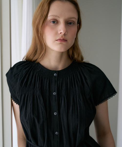 DEHEVE（デヘヴェ）の「Round Neck Smocked Blouse [Black]（シャツ/ブラウス・レディース・ブラック・OS）」の10枚目の写真