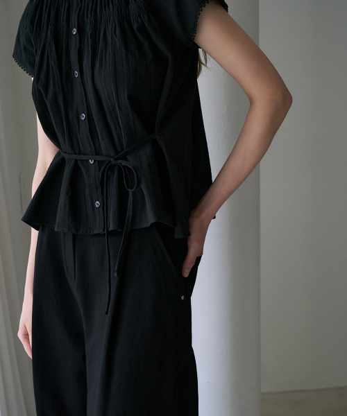 DEHEVE（デヘヴェ）の「Round Neck Smocked Blouse [Black]（シャツ/ブラウス・レディース・ブラック・OS）」の11枚目の写真