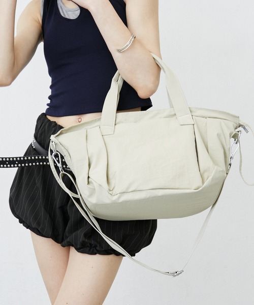 uyu.(ウユ)の「Nylon Shoulder Tote Bag / ナイロンショルダートートバッグ(ショルダーバッグ・レディース・カーキ/ホワイト/ブラック・FREE)」の2枚目の写真
