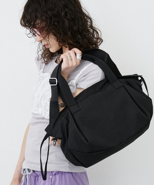 uyu.(ウユ)の「Nylon Shoulder Tote Bag / ナイロンショルダートートバッグ(ショルダーバッグ・レディース・カーキ/ホワイト/ブラック・FREE)」の1枚目の写真