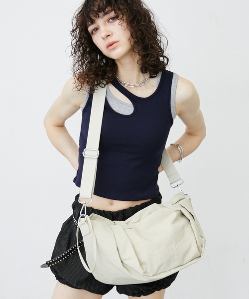 uyu.(ウユ)の「Nylon Shoulder Tote Bag / ナイロンショルダートートバッグ(ショルダーバッグ・レディース・カーキ/ホワイト/ブラック・FREE)」の9枚目の写真