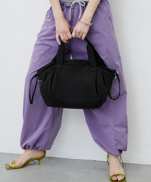 uyu.(ウユ)の「Nylon Shoulder Tote Bag / ナイロンショルダートートバッグ(ショルダーバッグ・レディース・カーキ/ホワイト/ブラック・FREE)」の12枚目の写真