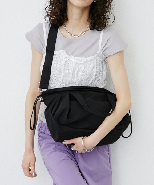 uyu.(ウユ)の「Nylon Shoulder Tote Bag / ナイロンショルダートートバッグ(ショルダーバッグ・レディース・カーキ/ホワイト/ブラック・FREE)」の13枚目の写真