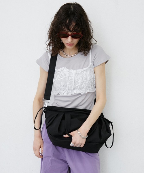 uyu.(ウユ)の「Nylon Shoulder Tote Bag / ナイロンショルダートートバッグ(ショルダーバッグ・レディース・カーキ/ホワイト/ブラック・FREE)」の14枚目の写真
