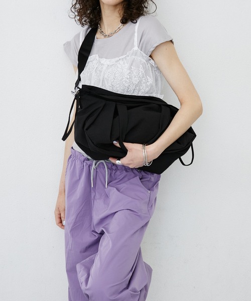 uyu.(ウユ)の「Nylon Shoulder Tote Bag / ナイロンショルダートートバッグ(ショルダーバッグ・レディース・カーキ/ホワイト/ブラック・FREE)」の16枚目の写真