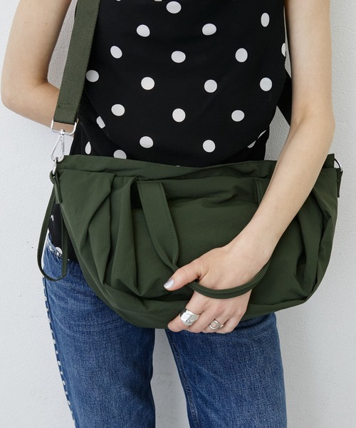 uyu.(ウユ)の「Nylon Shoulder Tote Bag / ナイロンショルダートートバッグ(ショルダーバッグ・レディース・カーキ/ホワイト/ブラック・FREE)」の22枚目の写真