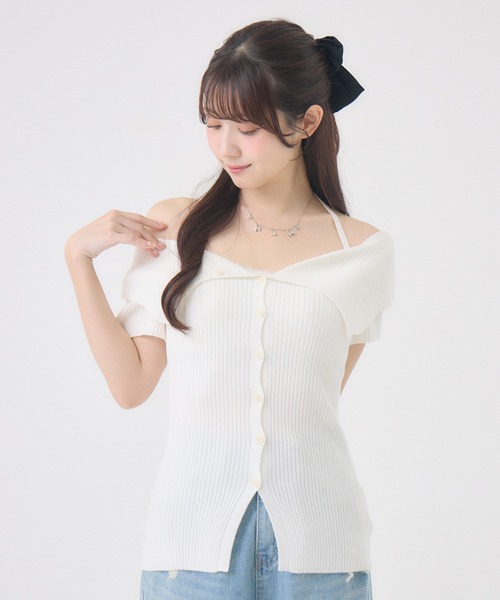 Rmine(アールマイン)の「チョーカー風ストラップ リブニット オフショル トップス(半袖)(ニット/セーター・レディース・ブルー/ホワイト/ベージュ・FREE)」の1枚目の写真