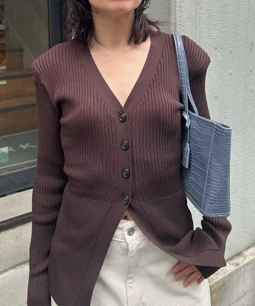 Henon.(ヘノン)の「ショルダーパッドVネックカーディガン(カーディガン/ボレロ・レディース・ピンク/ブラック/ブラウン/ブルー/レッド・F)」の2枚目の写真