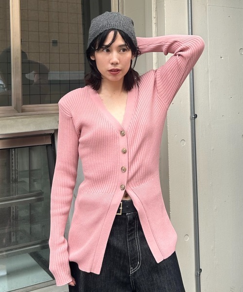 Henon.(ヘノン)の「ショルダーパッドVネックカーディガン(カーディガン/ボレロ・レディース・ピンク/ブラック/ブラウン/ブルー/レッド・F)」の4枚目の写真