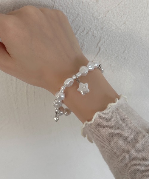 apres jour mignon(アプレジュールミニョン)の「【apresjour mignon×ARIAZ】フェイクパールブレスレット(ブレスレット・レディース・シルバー・ONESIZE)」の1枚目の写真