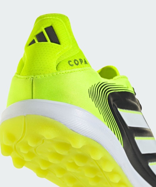 adidas(アディダス)の「コパ ピュア 3 Pro TF / ターフ用 (トレーニングシューズ)/ Copa Pure 3 Pro Turf Boots / アディダス adidas(スニーカー・メンズ・ブラック・24.5cm/25.0cm/25.5cm/26.0cm/26.5cm/27.0cm/27.5cm/28.0cm/28.5cm)」の5枚目の写真