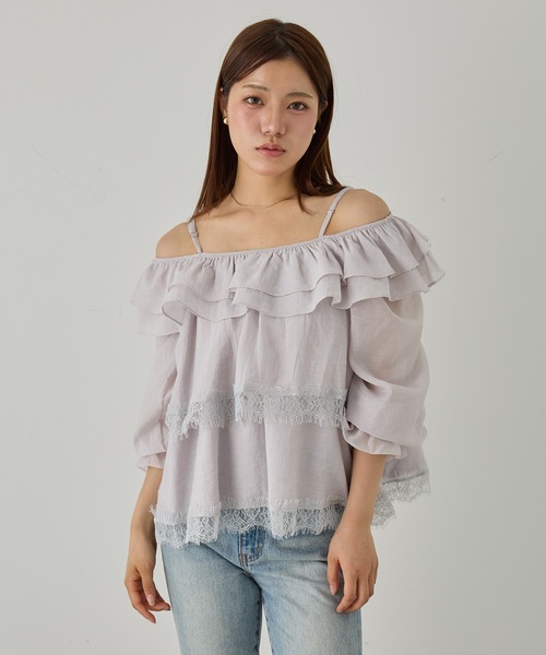 MAGASIN DE MODE Chou Chou（マガジンデモードシュシュ）の「【MAGASIN DE MODE Chou Chou】2way オフショルダーフリルブラウス SNF（シャツ/ブラウス・レディース・グレー/ブラック/ホワイト・FREE）」の4枚目の写真
