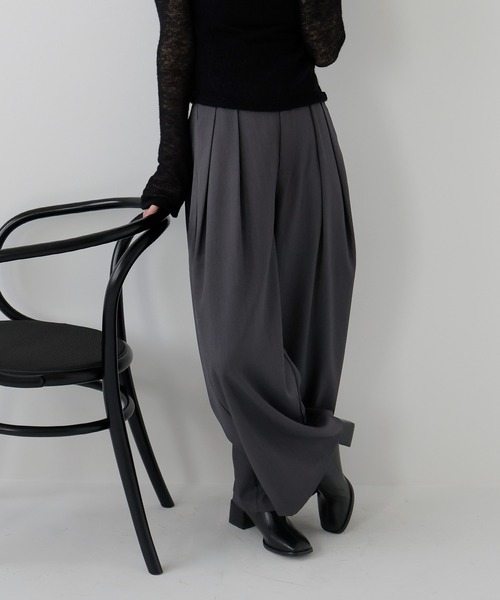 AMUU. PRECIEUSE(アムープレシューズ)の「【4サイズ展開】ツータックワイドスラックスパンツ(スラックス・レディース・グレー/ブラック/ブラウン・S/M/TM/PS)」の2枚目の写真
