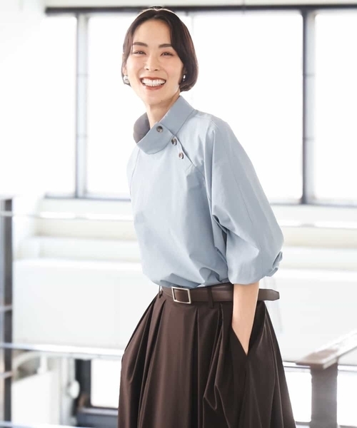 MICHEL KLEIN（ミッシェル・クラン）の「スタンドカラーブラウス（シャツ/ブラウス・レディース・ダークインディゴブルー/ブラウン・38）」の17枚目の写真