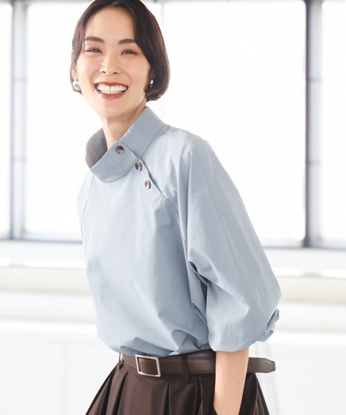 MICHEL KLEIN（ミッシェル・クラン）の「スタンドカラーブラウス（シャツ/ブラウス・レディース・ダークインディゴブルー/ブラウン・38）」の2枚目の写真