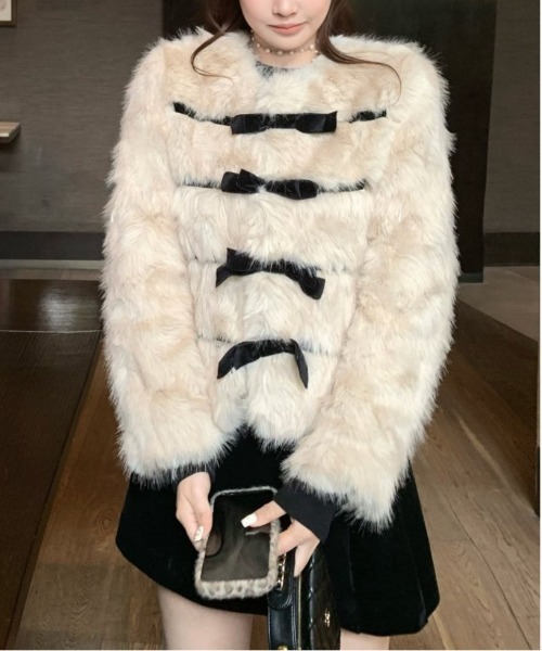 &soiree(アンドソワレ)の「リボンデザインファーショートジャケット(その他アウター・レディース・ベージュ・SMALL/MEDIUM/LARGE)」の1枚目の写真