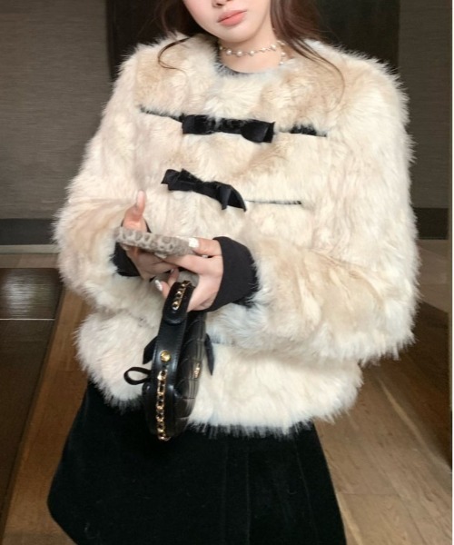 &soiree(アンドソワレ)の「リボンデザインファーショートジャケット(その他アウター・レディース・ベージュ・SMALL/MEDIUM/LARGE)」の2枚目の写真