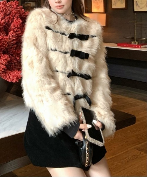 &soiree(アンドソワレ)の「リボンデザインファーショートジャケット(その他アウター・レディース・ベージュ・SMALL/MEDIUM/LARGE)」の3枚目の写真