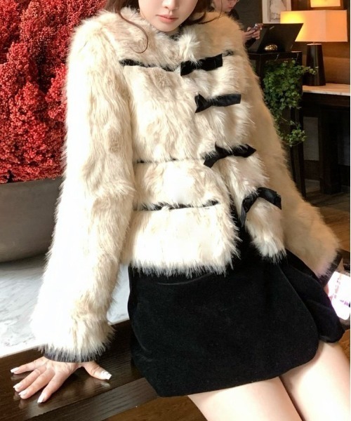 &soiree(アンドソワレ)の「リボンデザインファーショートジャケット(その他アウター・レディース・ベージュ・SMALL/MEDIUM/LARGE)」の4枚目の写真